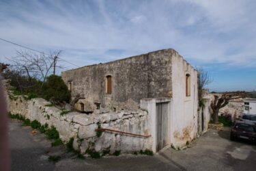 Stavromenos maison en pierre à Vendre 176m<sup>2</sup> pour la restauration. Vue panoramique sur les environs. Propriete immobili